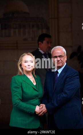 121121 -- RAMALLAH, 21 de noviembre de 2012 Xinhua -- La Secretaria de Estado de los Estados Unidos, Hillary Clinton L, se da la mano de Saeb Erekat, el principal negociador palestino, cuando llega a una reunión con el presidente palestino Mahmoud Abbas en la ciudad de Ramallah, en Cisjordania, el 21 de noviembre de 2012. Xinhua/Fadi Arouri nxl CISJORDANIA-RAMALLAH-US-CLINTON-VISITA PUBLICATIONxNOTxINxCHN Foto de stock