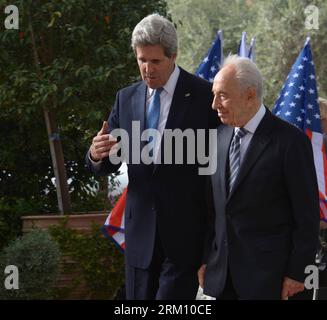 Bildnummer: 59485569 Datum: 08.04.2013 Copyright: Imago/Xinhua JERUSALEM, Abril de 2013 - El presidente israelí Shimon Peres (R) se reúne con el secretario de Estado estadounidense John Kerry en Jerusalén, el 8 de abril de 2013. (Xinhua/GPO/Mark Neyman) (lr) MIDEAST-JERUSALÉN-ISRAEL-SHIMON PERES-EE.UU.-JOHN KERRY-REUNIÓN PUBLICATIONxNOTxINxCHN Gente xns 2013 cuadrante premiumd 59485569 Fecha 08 04 2013 Copyright Imago XINHUA Jerusalén 2013 de abril El presidente israelí Shimon Peres r se reúne con el secretario de Estado de los Estados Unidos John Kerry en Jerusalén EL 8 2013 de abril XINHUA GPO Mark LR Oriente Medio Jerusalén Israel Shimon Peres U S Jo Foto de stock