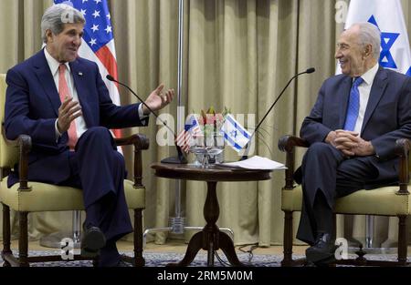 Bildnummer: 60684220 Datum: 06.11.2013 Copyright: Imago/Xinhua (131106) -- JERUSALÉN, 6 de noviembre de 2013 (Xinhua) -- El presidente israelí Shimon Peres (R) se reúne con el secretario de Estado estadounidense John Kerry en la residencia del presidente en Jerusalén, el 6 de noviembre de 2013. John Kerry llegó aquí el martes por la tarde en un intento de avanzar en las conversaciones de paz entre Israel y Palestina. Es su octava visita a la región desde que asumió el cargo. (Xinhua/POOL/JIM HOLLANDER) MIDEAST-JERUSALM-SHIMON PERES-JOHN KERRY-MEETING PUBLICATIONxNOTxINxCHN Gente xas 2013 quer 60684220 Fecha 06 11 2013 Derechos de autor Imago XINHUA Foto de stock