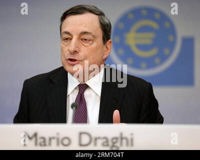 (140206) -- FRÁNCFORT, 6 de febrero de 2014 (Xinhua) -- El presidente del Banco Central Europeo (BCE), Mario Draghi, asiste a una conferencia de prensa en Fráncfort, Alemania, el 6 de febrero de 2014. El BCE decidió el jueves mantener los tipos de interés sin cambios en una reunión regular del consejo de Gobierno aquí. (Xinhua/Luo Huanhuan) ALEMANIA-FRANKFURT-BCE-TIPOS DE INTERÉS PUBLICATIONxNOTxINxCHN FRANKFURT FEB 6 2014 El presidente del BCE del Banco Central Europeo de XINHUA, Mario Draghi, asiste a una conferencia de prensa EN FRANCFORT Alemania FEB 6 2014 El BCE decidió EL jueves mantener EL Consejo de Interés sin cambios EN una reunión regular del Consejo de Gobierno aquí XINHUA Luo H Foto de stock
