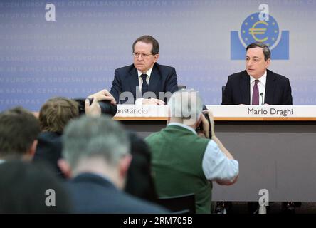 (140206) -- FRÁNCFORT, 6 de febrero de 2014 (Xinhua) -- El presidente del Banco Central Europeo (BCE) Mario Draghi (R) y el vicepresidente Vitor Constancio asisten a una conferencia de prensa en Fráncfort, Alemania, el 6 de febrero de 2014. El BCE decidió el jueves mantener los tipos de interés sin cambios en una reunión regular del consejo de Gobierno aquí. (Xinhua/Luo Huanhuan) ALEMANIA-FRANKFURT-BCE-TIPOS DE INTERÉS PUBLICATIONxNOTxINxCHN FRANKFURT FEB 6 2014 El presidente del BCE del Banco Central Europeo de XINHUA, Mario Draghi r, y el vicepresidente VITOR, asisten a una conferencia de prensa en Francfort Alemania 6 2014 de febrero El BCE decidió mantener EL Consejo de Intereses Foto de stock