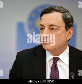 (140206) -- FRÁNCFORT, 6 de febrero de 2014 (Xinhua) -- El presidente del Banco Central Europeo (BCE), Mario Draghi, asiste a una conferencia de prensa en Fráncfort, Alemania, el 6 de febrero de 2014. El BCE decidió el jueves mantener los tipos de interés sin cambios en una reunión regular del consejo de Gobierno aquí. (Xinhua/Luo Huanhuan) ALEMANIA-FRANKFURT-BCE-TIPOS DE INTERÉS PUBLICATIONxNOTxINxCHN FRANKFURT FEB 6 2014 El presidente del BCE del Banco Central Europeo de XINHUA, Mario Draghi, asiste a una conferencia de prensa EN FRANCFORT Alemania FEB 6 2014 El BCE decidió EL jueves mantener EL Consejo de Interés sin cambios EN una reunión regular del Consejo de Gobierno aquí XINHUA Luo H Foto de stock