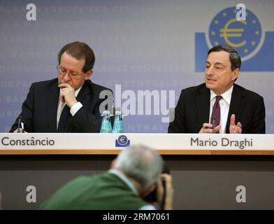(140206) -- FRÁNCFORT, 6 de febrero de 2014 (Xinhua) -- El presidente del Banco Central Europeo (BCE) Mario Draghi (R) y el vicepresidente Vitor Constancio asisten a una conferencia de prensa en Fráncfort, Alemania, el 6 de febrero de 2014. El BCE decidió el jueves mantener los tipos de interés sin cambios en una reunión regular del consejo de Gobierno aquí. (Xinhua/Luo Huanhuan) ALEMANIA-FRANKFURT-BCE-TIPOS DE INTERÉS PUBLICATIONxNOTxINxCHN FRANKFURT FEB 6 2014 El presidente del BCE del Banco Central Europeo de XINHUA, Mario Draghi r, y el vicepresidente VITOR, asisten a una conferencia de prensa en Francfort Alemania 6 2014 de febrero El BCE decidió mantener EL Consejo de Intereses Foto de stock