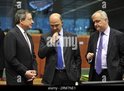 (140310) -- BRUSELAS, 10 de marzo de 2014 (Xinhua) -- El presidente del Banco Central Europeo (BCE) Mario Draghi, el ministro francés de Finanzas Pierre Moscovici y el comisario europeo Olli Rehn (de izquierda a derecha) charlan antes de una reunión de ministros de Finanzas del Eurogrupo en la sede de la UE en Bruselas, capital de Bélgica, el 10 de marzo de 2014. (Xinhua/Ye Pingfan) BÉLGICA-BRUSELAS-EUROGRUPO-REUNIÓN PUBLICATIONxNOTxINxCHN BRUSELAS 10 2014 de marzo XINHUA Presidente del Banco Central Europeo BCE Mario Draghi Ministros de Finanzas franceses Pierre Moscovici y el Comisario Europeo Olli Rehn de l a r Chat antes de un Euro Grou Foto de stock