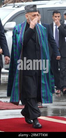 El presidente afgano Hamid Karzai llega a la ceremonia de apertura del cuarto año legislativo del parlamento afgano en Kabul, Afganistán, el 15 de marzo de 2014. El presidente afgano, Hamid Karzai, aseguró el sábado a los afganos que tendrán unas elecciones presidenciales libres y justas que están programadas para el 5 de abril, diciendo que las fuerzas de seguridad estaban completamente listas para asegurar las urnas. (Xinhua/Ahmad Massoud) AFGANISTÁN-KABUL-PARLIAMENT-KARZAI PUBLICATIONxNOTxINxCHN El presidente afgano Hamid Karzai llega a la ceremonia de apertura del año de la cuarta legislatura del Parlamento afgano en Kabul Afganistán EL 15 201 de marzo Foto de stock