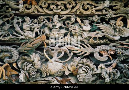 (140523) -- ZHENGZHOU, 23 de mayo de 2014 (Xinhua) -- Foto tomada el 6 de marzo de 2006 muestra esculturas de madera bajo los aleros de la sala principal de la Gremio Shanxi-Shaanxi-Gansu en Kaifeng, provincia central de Henan en China. Un gran número de esculturas arquitectónicas se han conservado en los sitios históricos de Henan, que es una de las cunas de la civilización china. Muchas de las esculturas, creadas a partir de piedras, ladrillos o madera, fueron utilizadas como partes de construcción de residencias, santuarios y arcos conmemorativos, entre otros tipos de arquitectura. Subrayando tanto el estado de ánimo como los detalles, estas esculturas tienen temas Foto de stock