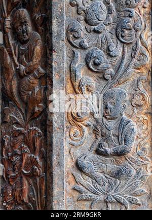 (140523) -- ZHENGZHOU, 23 de mayo de 2014 (Xinhua) -- Foto tomada el 30 de julio de 2010 muestra un relieve de piedra de la dinastía Song (960-1279 dC) dentro del convento budista Chuzu en la montaña Songshan, provincia central de Henan en China. Un gran número de esculturas arquitectónicas se han conservado en los sitios históricos de Henan, que es una de las cunas de la civilización china. Muchas de las esculturas, creadas a partir de piedras, ladrillos o madera, fueron utilizadas como partes de construcción de residencias, santuarios y arcos conmemorativos, entre otros tipos de arquitectura. Subrayando tanto el estado de ánimo como los detalles, estas esculturas los tienen Foto de stock