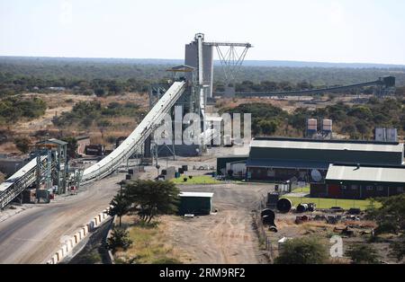 (140530) -- NGEZI (Zimbabue), 30 de mayo (Xinhua) -- La foto tomada el 30 de mayo de 2014 muestra una vista de paisaje de las infraestructuras de Zimplats en Ngezi, Zimbabue. El mayor productor de platino de Zimbabue, Zimplats, anunció el viernes que invertirá 100 millones de dólares estadounidenses para establecer una refinería y aumentar la producción a 270.000 onzas por año. (Xinhua/Stringer) ZIMBABWE-NGEZI-PLATINUM-ZIMPLATS PUBLICATIONxNOTxINxCHN Zimbabue 30 de mayo XINHUA La foto tomada EL 30 2014 de mayo muestra una vista panorámica de las infraestructuras de Zimbabue El mayor productor de platino de Zimbabue anunció el viernes Thatcher QUE invertirá 100 Foto de stock