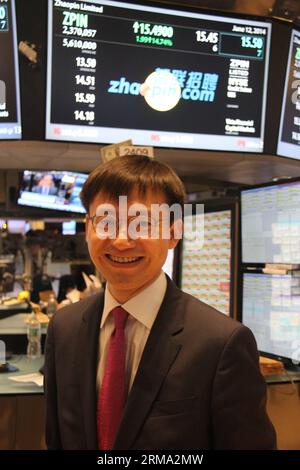 (140612) -- NUEVA YORK, 12 de junio de 2014 (Xinhua) -- El director ejecutivo de Zhaopin, Evan Sheng Guo, se ve en la Bolsa de Valores de Nueva York (NYSE), Nueva York, Estados Unidos, el 12 de junio de 2014. La principal plataforma de carreras de China, Zhaopin Limited, hizo su debut en la Bolsa de Valores de Nueva York el jueves, marcando la novena compañía china en cotizar acciones en el mercado estadounidense este año. (Xinhua/Huang Jihui) EE.UU.-NUEVA YORK-NYSE-ZHAOPIN LIMITED PUBLICATIONxNOTxINxCHN Nueva York Junio 12 2014 EL director ejecutivo de XINHUA S, Evan Sheng Guo, ES Lakes in New York Stick Exchange NYSE Nueva York, Estados Unidos Foto de stock