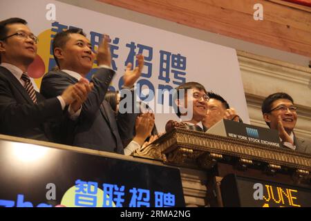(140612) -- NUEVA YORK, 12 de junio de 2014 (Xinhua) -- Los invitados aplauden para celebrar las acciones que Zhaopin Limited cotiza en la Bolsa de Valores de Nueva York (NYSE) en la ciudad de Nueva York, Estados Unidos, el 12 de junio de 2014. La principal plataforma de carreras de China, Zhaopin Limited, hizo su debut comercial en la Bolsa de Nueva York el jueves, marcando la novena compañía china en cotizar acciones en el mercado estadounidense este año.(Xinhua/Huang Jihui) EE.UU.-NUEVA YORK-NYSE-ZHAOPIN LIMITED PUBLICATIONxNOTxINxCHN Nueva York 12 2014 de junio Los invitados de XINHUA aplauden para celebrar las acciones de Limited S Listing en New York Stick Exchange NYSE en la ciudad de Nueva York Foto de stock