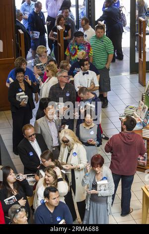 La gente se alinea en la librería Barnes & Noble cuando la ex Secretaria de Estado de los Estados Unidos Hillary Clinton firma su libro Hard Choices en un evento de firma de libros en Los Ángeles, California, Estados Unidos, el 19 de junio de 2014. (Xinhua/Zhao Hanrong) US-LOS ANGELES-HILLARY CLINTON-LIBRO PUBLICATIONxNOTxINXCHN Celebridades se alinean en la librería Barnes & NOBLE cuando la ex secretaria de Estado de los EE.UU. Hillary Clinton firma su libro Hard Choices EN un evento de firma de libros en Los Ángeles California los Estados Unidos EL 19 2014 de junio XINHUA Zhao la administración de los EE.UU. Hillary Clinton libro PUBLICATIONxNOTxIN Foto de stock