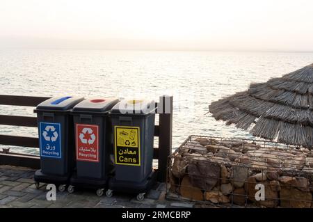 Grandes estaciones de eliminación de residuos separadas marcadas por colores. Gestión de residuos Mar Muerto Jordania Foto de stock