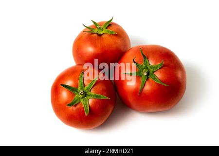 Tomate aislado. Tomates fondo blanco. Conjunto de tres tomatos. Con trayecto de recorte. Foto de stock