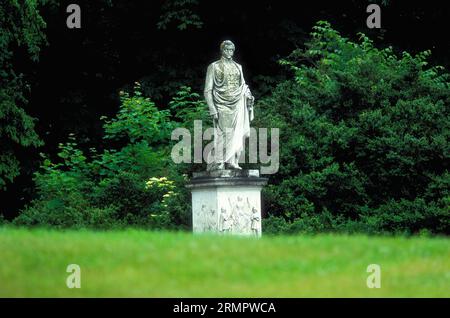 Monumento del Príncipe Wilhelm Malte el 1º, Palacio en los jardines del palacio, Putbus, Rugen, Alemania Foto de stock