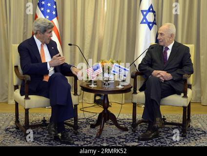 (140723) -- JERUSALÉN, 23 de julio de 2014 (Xinhua) -- El presidente israelí Shimon Peres(R) se reúne con el secretario de Estado estadounidense John Kerry en la residencia del presidente en Jerusalén, el 23 de julio de 2014. John Kerry llegó a Israel el miércoles para impulsar los esfuerzos para alcanzar un acuerdo de alto el fuego entre Israel y Hamas, dijo un funcionario de la embajada de Estados Unidos en Tel Aviv a Xinhua. (Xinhua/EE.UU Embajada en Israel) MIDEAST-JERUSALE-ISRAEL-SHIMON PERES-EE.UU.-JOHN KERRY-REUNIÓN PUBLICATIONxNOTxINxCHN JERUSALÉN 23 2014 DE JULIO El presidente israelí XINHUA Shimon Peres r se reúne con el secretario de Estado de los EE.UU Foto de stock