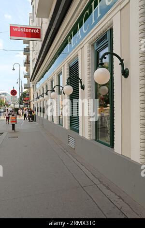 Viena, Austria - 12 de julio de 2015: Famoso restaurante Plachutta en la calle Wollzeile en el centro de la ciudad capital. Foto de stock