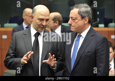 (150126) -- BRUSELAS, 26 de enero de 2015 -- Pierre Moscovici, Comisario Europeo de Asuntos Económicos y Financieros, Fiscalidad y Aduanas, habla con el presidente del Banco Central Europeo (BCE), Mario Draghi, antes de una reunión de ministros de finanzas del Eurogrupo en la sede de la UE en Bruselas, Bélgica, el 26 de enero de 2015. ) BÉLGICA-BRUSELAS-EUROGRUPO-REUNIÓN YexPingfan PUBLICATIONxNOTxINxCHN BRUSELAS 26 2015 de enero, el Comisario Europeo de Asuntos Económicos y Financieros, Fiscalidad y Aduanas Pierre Moscovici l, habla con el presidente del BCE del Banco Central Europeo, Mario Draghi, antes de ser el ministro de Finanzas del Grupo Euro Foto de stock