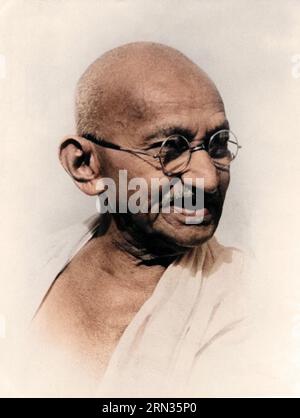Mohandas K. Gandhi, retrato, en su residencia en Delhi en su 77th cumpleaños. 2 de octubre de 1946 Foto de stock