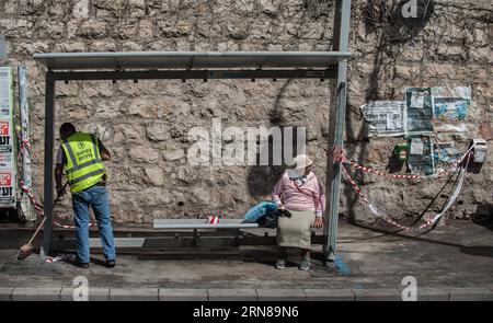 https://l450v.alamy.com/450ves/2rn89n6/aktuelles-zeitgeschehen-erneute-messerattacke-in-einem-autobus-in-jerusalem-151013-jerusalem-13-de-octubre-de-2015-una-mujer-israeli-espera-un-autobus-en-el-lugar-de-un-ataque-a-una-estacion-de-autobuses-en-jerusalen-el-13-de-octubre-de-2015-al-menos-tres-israelies-murieron-y-otros-26-resultaron-heridos-en-cuatro-ataques-palestinos-en-jerusalen-y-la-ciudad-de-ra-anana-el-martes-por-la-manana-dijo-la-policia-israeli-un-palestino-en-una-camioneta-con-el-logotipo-de-la-compania-nacional-de-telecomunicaciones-de-israel-bezeq-atropello-a-los-pasajeros-en-una-estacion-de-autobuses-en-el-barrio-de-geula-en-el-centro-de-jerusalen-luego-salio-de-su-vehiculo-apunalando-a-los-transeuntes-2rn89n6.jpg