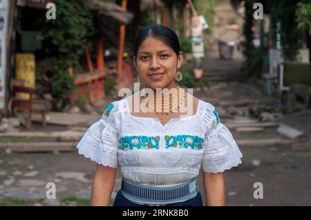 día de colón. chica de las américas con vestido tradicional mirando a cámara en un pueblo indígena Foto de stock