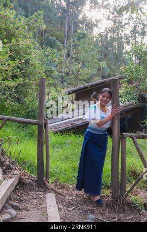 día de colón. niña indígena sonriente de américa del sur en la puerta de su cabaña en el amazonas Foto de stock