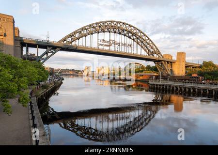 Vista sobre el río Tyne del puente Tyne, Newcastle upon Tyne, Reino Unido, a la luz de la tarde. Foto de stock