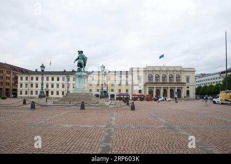 Suecia, Gotemburgo - 05 de julio de 2023: La plaza de Gustaf Adolf con la estatua de Gustav II Adolf y el edificio municipal Bourse. Foto de stock