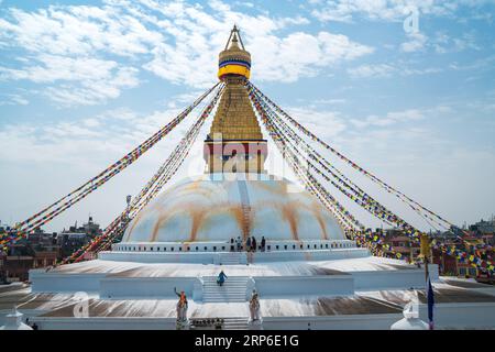 Katmandú, - Nepal, 25 de octubre de 2019: Banderas de oración multicolores en la parte superior de Boudhanath Stupa, las estupas esféricas más grandes de Nepal y muy Foto de stock