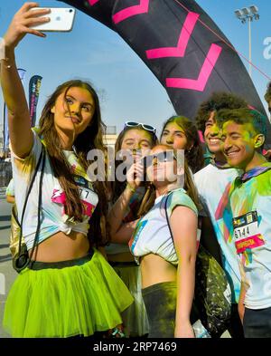 (190127) -- DOHA, 27 de enero de 2019 -- La gente se toma selfie durante la Carrera de Color en el Centro Nacional de Convenciones de Qatar en Doha, Qatar, el 26 de enero de 2019. Más de 10.000 personas participaron en el Color Run que tiene como objetivo promover un estilo de vida más saludable. ) QATAR-DOHA-SPORT-COLOR RUN Nikku PUBLICATIONxNOTxINxCHN Foto de stock