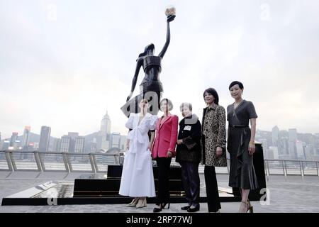 (190131) -- PEKÍN, 31 de enero de 2019 (Xinhua) -- Las ganadoras de la Mejor Actriz en los Premios de Cine de Hong Kong, Sandra Ng, Teresa Mo, Helena Law Lan, Carol Cheng y Cecilia Yip (izquierda-derecha) posan para las fotos en la Avenida de las Estrellas en Hong Kong, sur de China, 30 de enero de 2019. La Avenida de las Estrellas, una de las atracciones más populares de la Región Administrativa Especial de Hong Kong de China, celebró el miércoles la ceremonia de reapertura después de un trabajo de revitalización de tres años. (Xinhua/Wang Shen) FOTOS XINHUA DEL DÍA PUBLICATIONxNOTxINxCHN Foto de stock