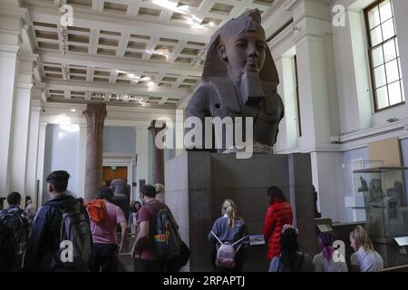 (190517) -- PEKÍN, 17 de mayo de 2019 (Xinhua) -- La gente visita la estatua del rey Ramsés II exhibida en el Museo Británico de Londres, Gran Bretaña, 15 de mayo de 2019. El sábado se celebra el Día Internacional de los Museos. (Xinhua/Han Yan) DÍA INTERNACIONAL DEL MUSEO PUBLICATIONxNOTxINxCHN Foto de stock