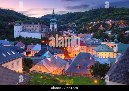 Banska Stiavnica, Eslovaquia. Imagen de paisaje urbano de la ciudad histórica de Banska Stiavnica, República Eslovaca en la puesta de sol de verano. Foto de stock