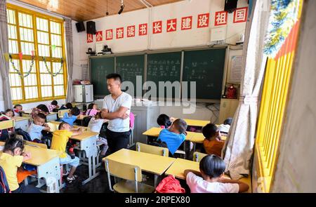 (190906) -- CHANGSHA, 6 de septiembre de 2019 -- Los estudiantes toman la siesta en el aula de la Escuela Primaria Shibadong en la ciudad de Shuanglong de Xiangxi Tujia y la prefectura autónoma de Miao, en la provincia central de Hunan, China, 5 de septiembre de 2019. Situado en las montañas profundas de Xiangxi, la escuela primaria rural solo tiene dos maestros y 22 estudiantes de la escuela de jardín de infantes, primer grado y segundo grado. Las aulas de la escuela también se utilizan como sala de descanso y comedor para los estudiantes. Gracias a que las autoridades locales trabajan en la reducción de la pobreza en aspectos de la educación, la escuela primaria ha visto un gran cambio Foto de stock