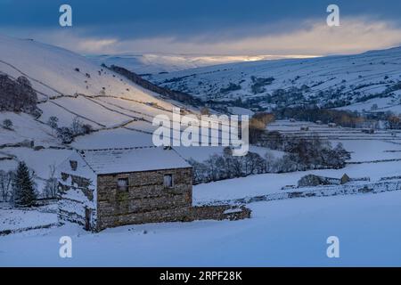 Granero de piedra y vista por el valle lleno de nieve de Swaledale desde Thwaite, Swaledale, Yorkshire Dales, North Yorkshire, Reino Unido en otoño / invierno (noviembre) Foto de stock