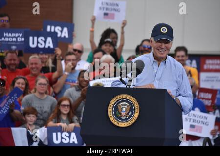 Filadelfia, Estados Unidos. 04 de septiembre de 2023. El presidente de los Estados Unidos, Joe Biden, hace comentarios y sonríe mientras habla con la multitud. El presidente de los Estados Unidos, Joe Biden, hace un discurso celebrando el Día del Trabajo y honrando a los trabajadores y sindicatos de Estados Unidos en el Desfile Anual del Día del Trabajo en Filadelfia, Pensilvania. (Foto de Kyle Mazza/SOPA Images/Sipa USA) Crédito: SIPA USA/Alamy Live News Foto de stock