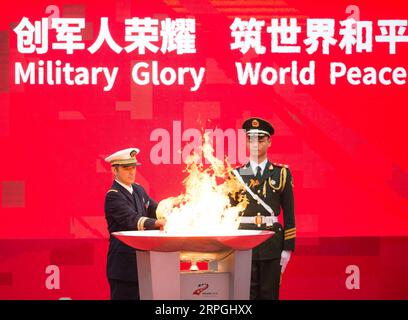 191017 -- PEKÍN, 17 de octubre de 2019 -- Herve Piccirillo L, presidente del Consejo Internacional de Deportes Militares CISM, enciende la antorcha durante el Séptimo Relevo de Antorchas de los Juegos Mundiales Militares CISM en Wuhan, capital de la provincia de Hubei, China central, 16 de octubre de 2019. XINHUA FOTOS DEL DÍA XiaoxYijiu PUBLICATIONxNOTxINxCHN Foto de stock