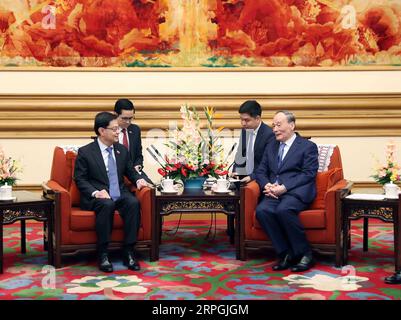 191017 -- PEKÍN, 17 de octubre de 2019 -- El vicepresidente chino Wang Qishan se reúne con el viceprimer ministro de Singapur, Heng Swee Keat, en Pekín, capital de China, el 17 de octubre de 2019. CHINA-BEIJING-WANG QISHAN-SINGAPUR-REUNIÓN DEL PRIMER MINISTRO ADJUNTO CN LIUXWEIBING PUBLICATIONXNOTXINXCHN Foto de stock