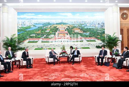 191017 -- PEKÍN, 17 de octubre de 2019 -- El primer ministro chino Li Keqiang se reúne con una delegación de negocios de Estados Unidos, que está encabezada por el presidente del Consejo Empresarial Estados Unidos-China, USCBC Evan Greenberg, en el Gran Salón del Pueblo de Pekín, capital de China, el 17 de octubre de 2019. CHINA-BEIJING-LI KEQIANG-EE.UU.-DELEGACIÓN DE NEGOCIOS-REUNIÓN CN YINXBOGU PUBLICATIONXNOTXINXCHN Foto de stock