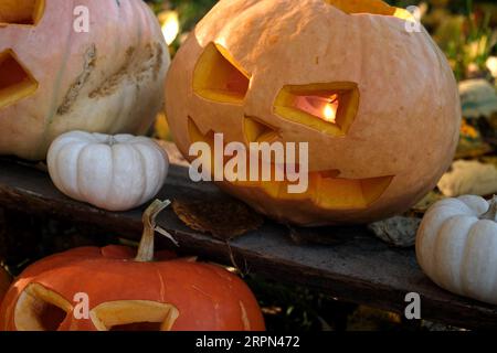 Cabeza de calabaza de Halloween con carita sonriente de miedo