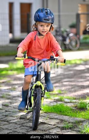 Chico, casco de bicicleta, impulsor, unidades en el lateral, el coche, la  tolerancia, la serie, niña, niño, infancia, felizmente, 2-3 años, casco de  protección, el tiempo de ocio, fuera de circulación, actividad