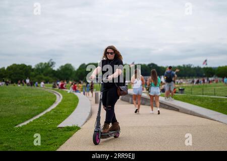 210613 -- WASHINGTON, D.C., 13 de junio de 2021 -- La gente pasa tiempo en el National Mall en Washington D.C., Estados Unidos, 12 de junio de 2021. Foto por /Xinhua U.S.-WASHINGTON, D.C.-VERANO TingxShen PUBLICATIONxNOTxINxCHN Foto de stock