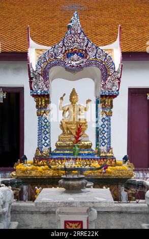 Los Santuarios Devasatán o Brahmin son tres santuarios dedicados a los dioses hindúes Shiva, Ganesh y Vishnu. Los santuarios fueron construidos originalmente en 1784 al mismo tiempo que el columpio gigante Isao Ching Cha / i situado al otro lado de la carretera. Todos fueron construidos bajo las órdenes del rey Rama I. Tailandia: Una estatua Brahma de cuatro caras en la entrada de los Santuarios Brahmin Devasathan, cerca del columpio gigante Sao Ching Chaa, Bangkok DavidxHenley PUBLICATIONxNOTxINxCHN Foto de stock