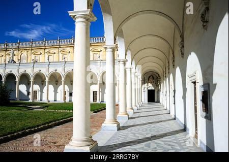 Nápoles, Campania, Italia, Un patio de Certosa e Museo di San Martino que es un museo nacional fundado por Giuseppe Fiorelli. Foto de stock
