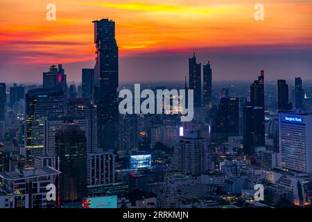 King Power Mahanakhon Tower, 314 m, vista desde la terraza de la azotea de Banyan Tree Bangkok Tower, Sathon Tai Road, puesta de sol, Bangkok, Tailandia, Asia Foto de stock