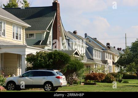 Fila de casas privadas en la calle lateral en Lakewood, Ohio Foto de stock
