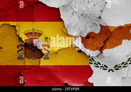 Banderas de España y Chipre pintadas sobre pared agrietada Foto de stock