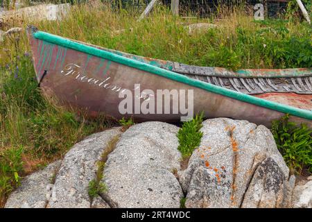 Barco viejo abandonado en la hierba, Peggy's Cove, Nueva Escocia, Canadá Foto de stock