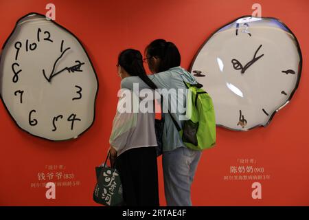 Las pruebas de dibujo del reloj realizadas por personas mayores con la  enfermedad de Alzheimer se exhiben en la estación Xujiahui en Shanghai,  China, el 9 de septiembre de 2023 Fotografía de