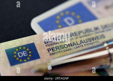 Stuttgart, Alemania. 11º de septiembre de 2023. Una tarjeta de identidad de la República Federal de Alemania se encuentra en una licencia de conducir. Crédito: Marijan Murat/dpa/Alamy Live News Foto de stock