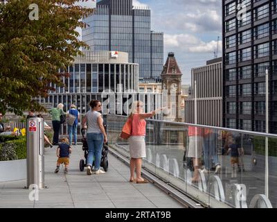 Los visitantes de la terraza de la Biblioteca de Birmingham disfrutan de las vistas del horizonte del centro de la ciudad; Birmingham, Reino Unido Foto de stock